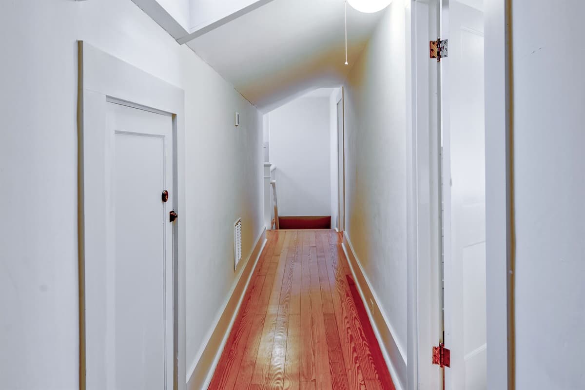 3rd floor hallway looking towards the back